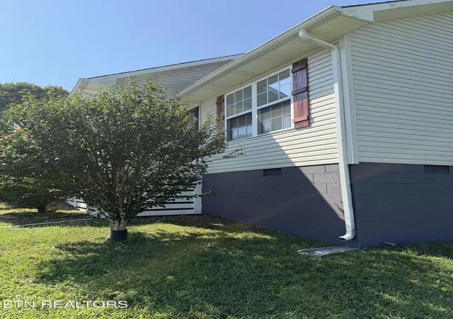 Photo 4 of Sale Pending at 202 Sandy Cir, La Follette, TN 37766 | MLS# 1334564 | Listing updated on 2026-09-19