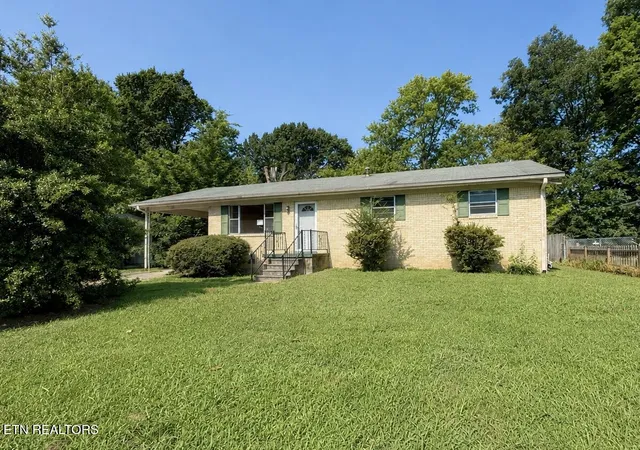 Photo 2 of Single family home for sale at 633 Melton Ave, Dyersburg, TN 38024 | MLS# 1334460 | Listing updated on 2026-09-24