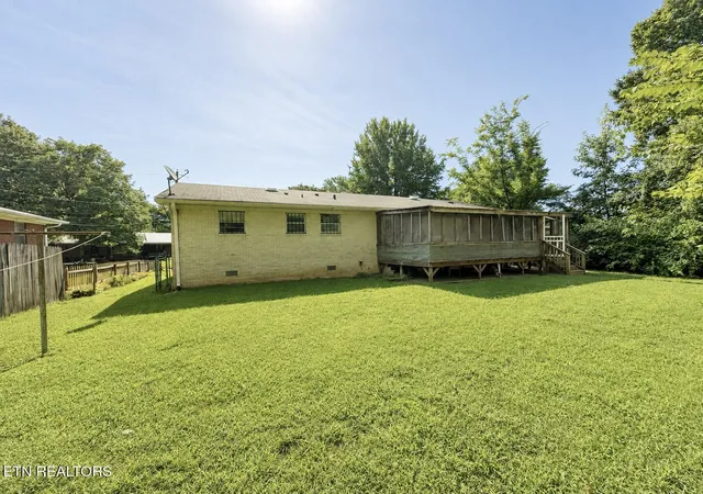 Photo 3 of Single family home for sale at 633 Melton Ave, Dyersburg, TN 38024 | MLS# 1334460 | Listing updated on 2026-09-24