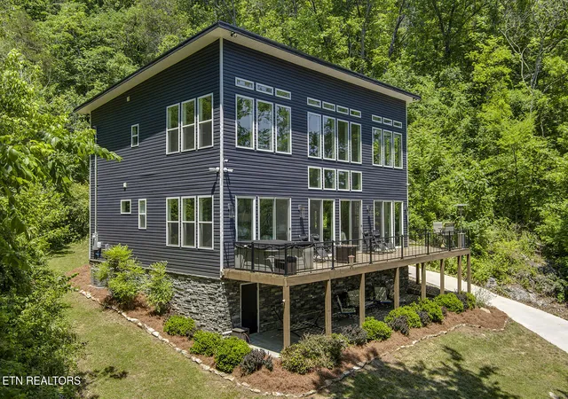 Photo 4 of Single family home for sale at 880 Skyline Dr, Harriman, TN 37748 | MLS# 1341282 | Listing updated on 2026-09-16