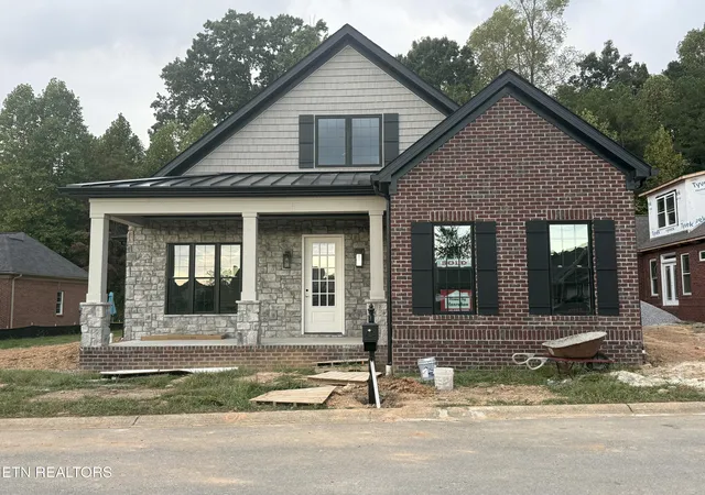 Photo 1 of Sale Pending at 44 Royal Troon Cir, Oak Ridge, TN 37830 | MLS# 1355112 | Listing updated on 2026-09-11