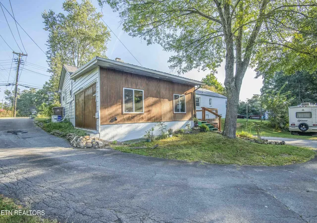 Photo 3 of Single family home for sale at 201 W Frd Valley Rd, Knoxville, TN 37920 | MLS# 1345135 | Listing updated on 2026-09-10