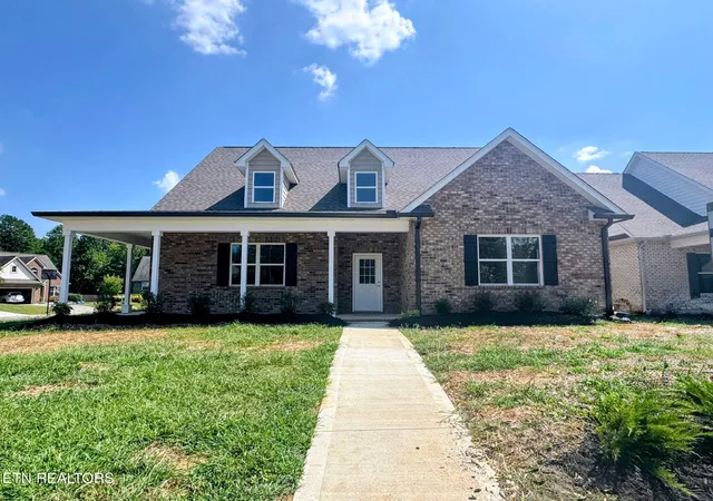 Photo 1 of Single family home for sale at 162 Crossroads Blvd, Oak Ridge, TN 37830 | MLS# 1347656 | Listing updated on 2026-09-14