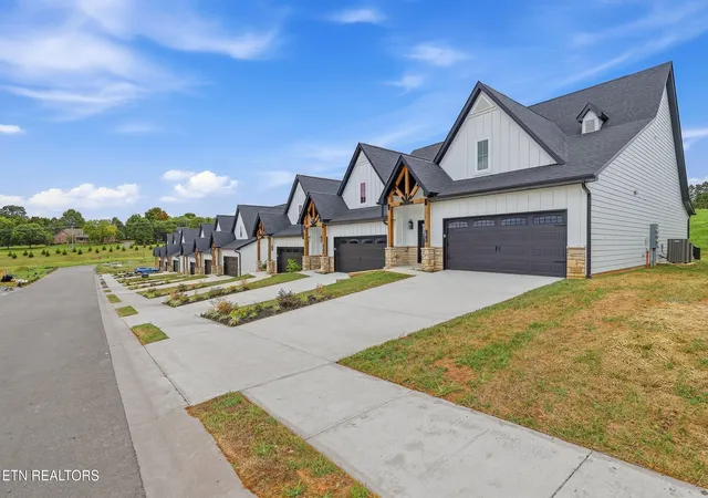 Photo 3 of Single family home for sale at 1812 Poplar Spgs Pl, Maryville, TN 37803 | MLS# 1348179 | Listing updated on 2026-09-27