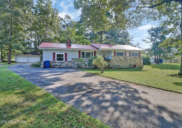 Photo 3 of Single family home for sale at 681 Highland Dr, Crossville, TN 38572 | MLS# 1356128 | Listing updated on 2026-09-21