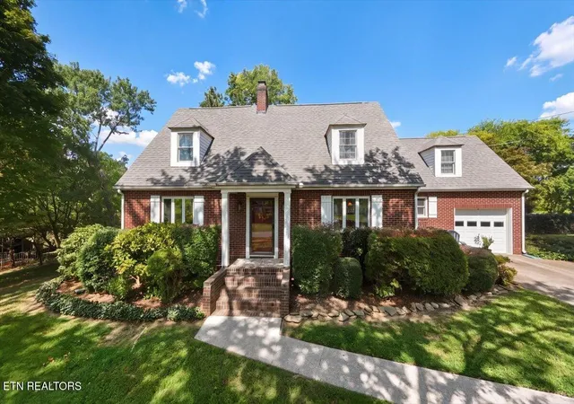 Photo 1 of Sale Pending at 402 N Maple St, Maryville, TN 37801 | MLS# 1355645 | Listing updated on 2026-09-20