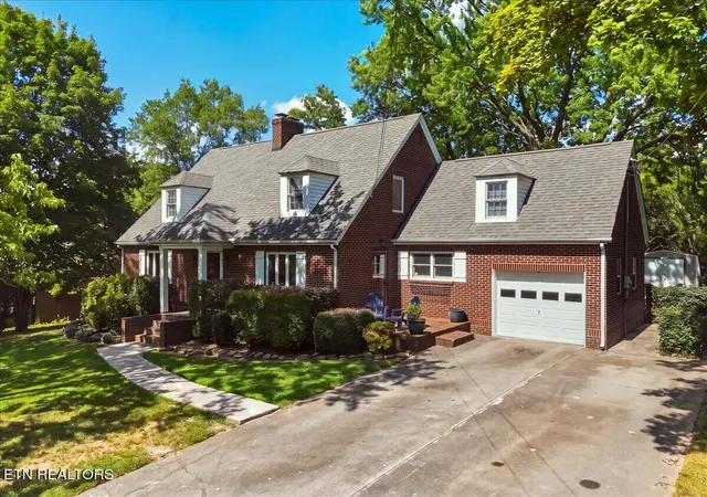 Photo 2 of Sale Pending at 402 N Maple St, Maryville, TN 37801 | MLS# 1355645 | Listing updated on 2026-09-20