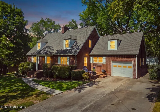 Photo 3 of Sale Pending at 402 N Maple St, Maryville, TN 37801 | MLS# 1355645 | Listing updated on 2026-09-20