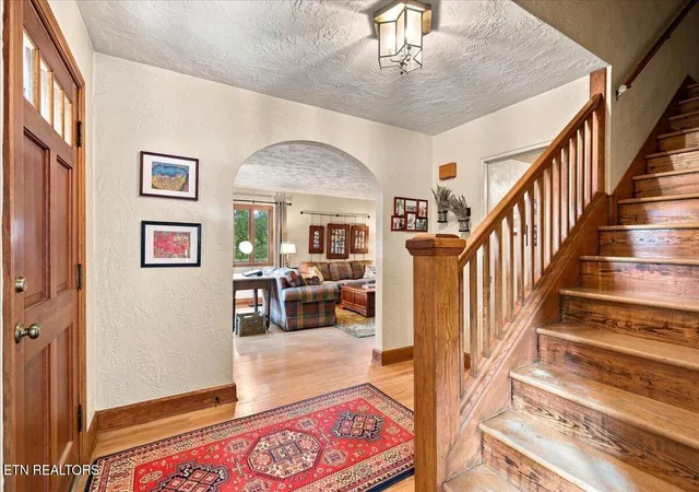 Photo 3 of Sale Pending at 402 N Maple St, Maryville, TN 37801 | MLS# 1355645 | Listing updated on 2026-09-20