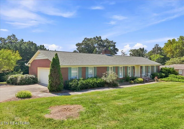 Photo 2 of Sale Pending at 5304 Angeles Dr, Knoxville, TN 37918 | MLS# 1354789 | Listing updated on 2026-09-10