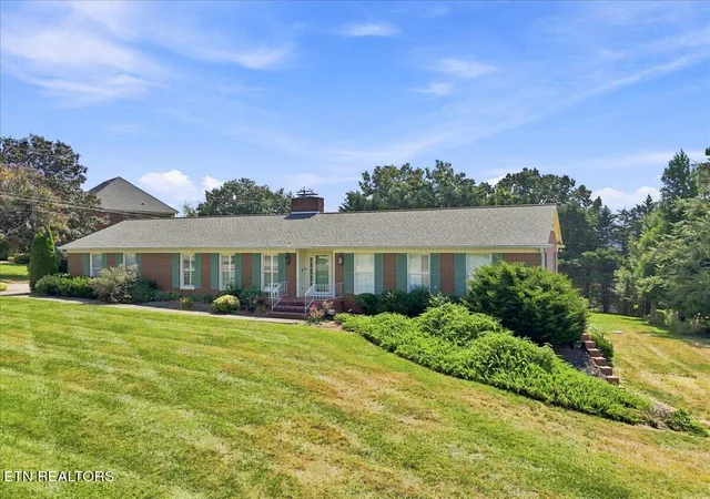 Photo 3 of Sale Pending at 5304 Angeles Dr, Knoxville, TN 37918 | MLS# 1354789 | Listing updated on 2026-09-10