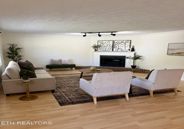 Photo 2 of Sale Pending at 1208 Boyington Dr, Knoxville, TN 37932 | MLS# 1351149 | Listing updated on 2026-09-13