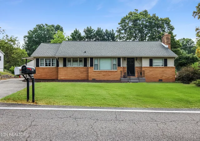 Photo 1 of Single family home for sale at 402 Stone Rd, Knoxville, TN 37920 | MLS# 1354861 | Listing updated on 2026-09-15