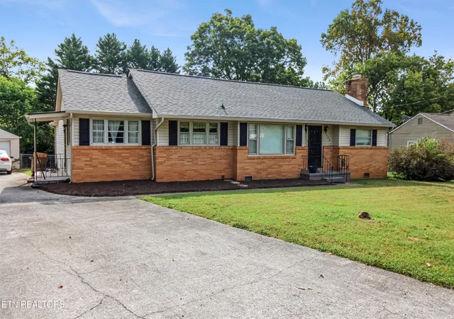Photo 2 of Single family home for sale at 402 Stone Rd, Knoxville, TN 37920 | MLS# 1354861 | Listing updated on 2026-09-15