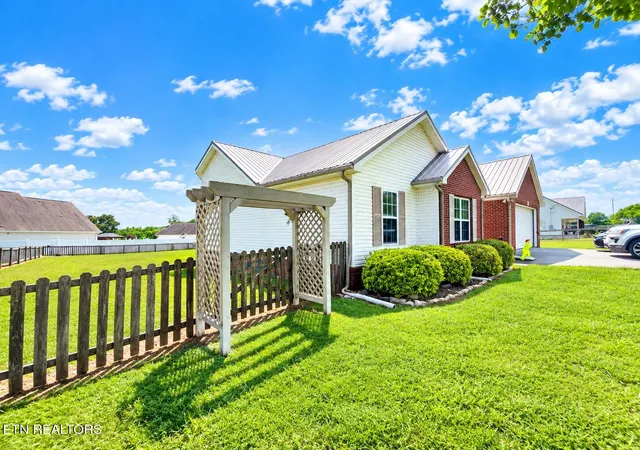 Photo 2 of Single family home for sale at 333 Ne Morie Rd, Dandridge, TN 37725 | MLS# 1352053 | Listing updated on 2026-09-20
