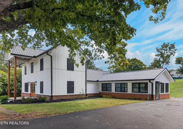 Photo 2 of Single family home for sale at 145 W Meeting St, Dandridge, TN 37725 | MLS# 1355063 | Listing updated on 2026-09-22