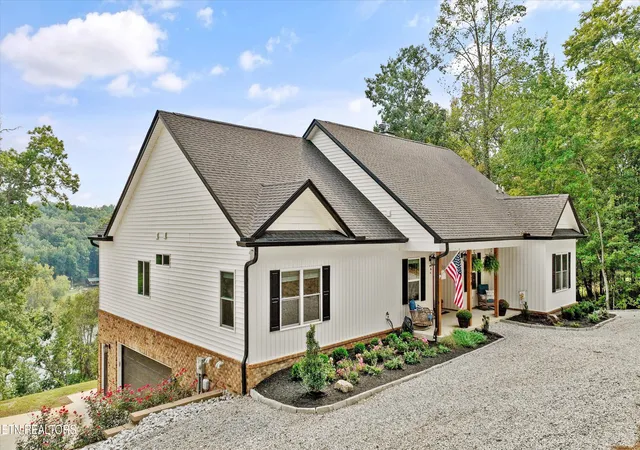 Photo 2 of Single family home for sale at 914 Skyline Dr, Harriman, TN 37748 | MLS# 1356554 | Listing updated on 2026-10-08