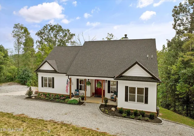 Photo 3 of Single family home for sale at 914 Skyline Dr, Harriman, TN 37748 | MLS# 1356554 | Listing updated on 2026-10-08