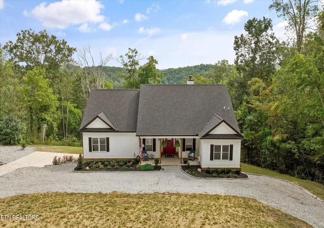 Photo 3 of Single family home for sale at 914 Skyline Dr, Harriman, TN 37748 | MLS# 1356554 | Listing updated on 2026-10-08
