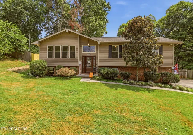 Photo 1 of Single family home for sale at 1725 Grenada Blvd, Knoxville, TN 37922 | MLS# 1355007 | Listing updated on 2026-09-18