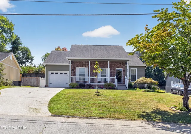 Photo 2 of Single family home for sale at 812 Summerdale Dr, Knoxville, TN 37934 | MLS# 1352265 | Listing updated on 2026-09-16