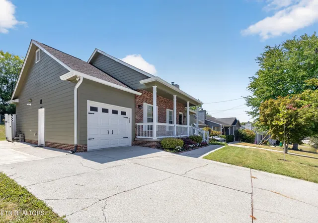 Photo 3 of Single family home for sale at 812 Summerdale Dr, Knoxville, TN 37934 | MLS# 1352265 | Listing updated on 2026-09-16