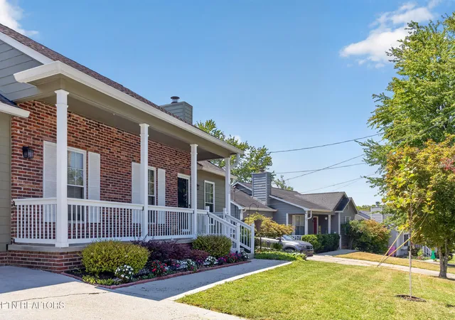 Photo 3 of Single family home for sale at 812 Summerdale Dr, Knoxville, TN 37934 | MLS# 1352265 | Listing updated on 2026-09-16