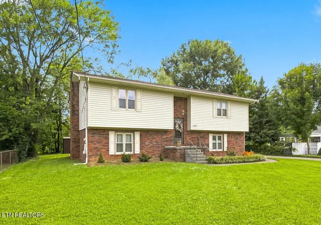 Photo 2 of Single family home for sale at 4997 Beverly Rd, Knoxville, TN 37918 | MLS# 1352543 | Listing updated on 2026-09-18