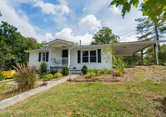 Photo 1 of Single family home for sale at 207 Bethel Rd, Clinton, TN 37716 | MLS# 1352728 | Listing updated on 2026-09-28