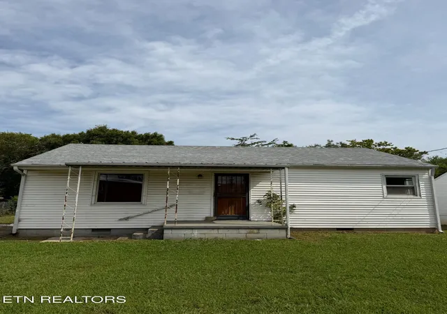 Photo 2 of Single family home for sale at 3754 Speedway Cir, Knoxville, TN 37914 | MLS# 1353880 | Listing updated on 2026-09-11