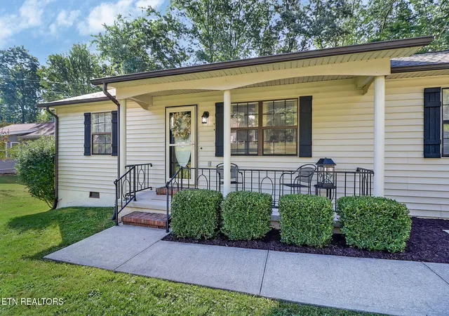 Photo 3 of Single family home for sale at 350 Lakeview Dr, Crossville, TN 38558 | MLS# 1355315 | Listing updated on 2026-09-23