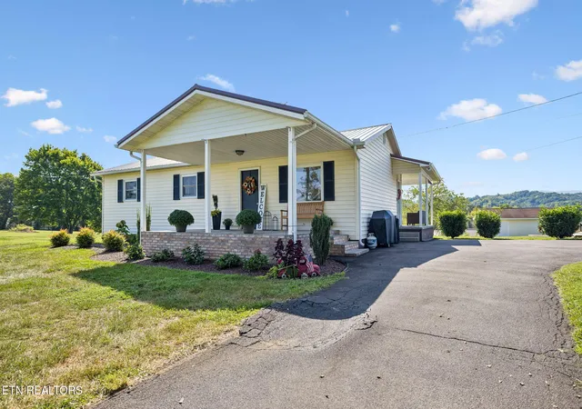 Photo 2 of Single family home for sale at 2055 Boyds Creek Hwy, Sevierville, TN 37876 | MLS# 1353225 | Listing updated on 2026-09-30