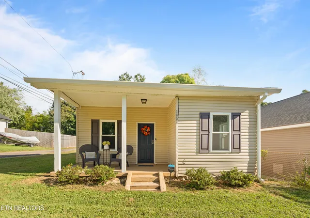 Photo 1 of Sale Pending at 2028 Bernhurst Dr, Knoxville, TN 37918 | MLS# 1355584 | Listing updated on 2026-10-01