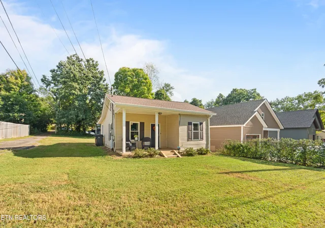 Photo 2 of Sale Pending at 2028 Bernhurst Dr, Knoxville, TN 37918 | MLS# 1355584 | Listing updated on 2026-10-01