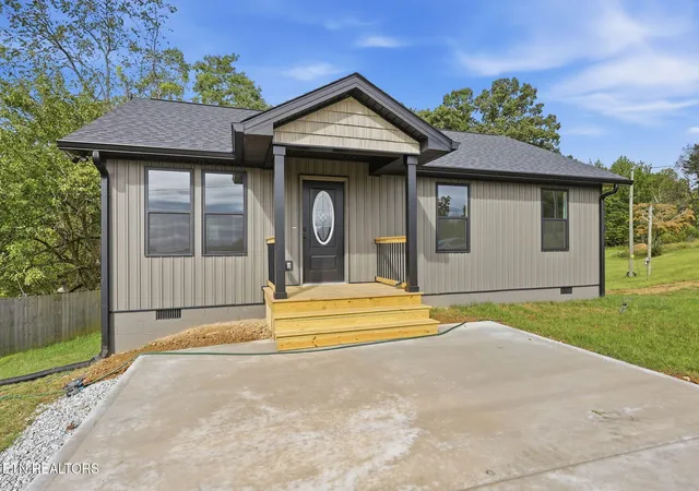 Photo 1 of Single family home for sale at 207 Long Hollow Rd, Clinton, TN 37716 | MLS# 1353053 | Listing updated on 2026-09-24