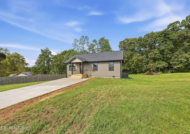 Photo 2 of Single family home for sale at 207 Long Hollow Rd, Clinton, TN 37716 | MLS# 1353053 | Listing updated on 2026-09-24
