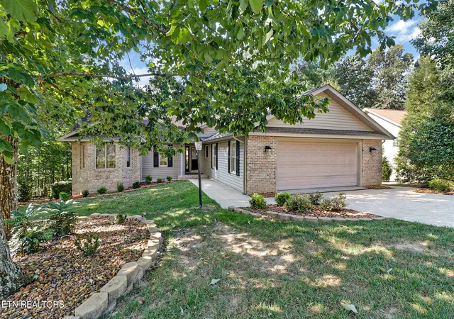 Photo 2 of Single family home for sale at 110 Lynhurst Dr, Crossville, TN 38558 | MLS# 1354979 | Listing updated on 2026-09-10