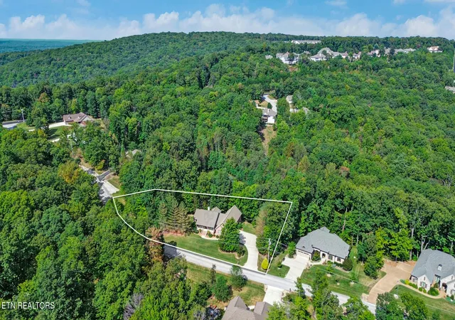 Photo 2 of Single family home for sale at 19 Kingsbridge Ln, Crossville, TN 38558 | MLS# 1355878 | Listing updated on 2026-09-18