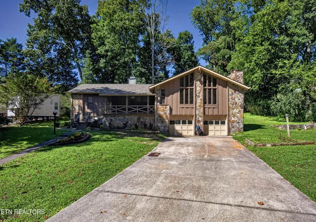 Photo 1 of Single family home for sale at 403 Delaware Ave, Oak Ridge, TN 37830 | MLS# 1354563 | Listing updated on 2026-09-18