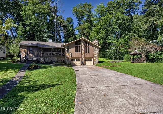 Photo 3 of Single family home for sale at 403 Delaware Ave, Oak Ridge, TN 37830 | MLS# 1354563 | Listing updated on 2026-09-18