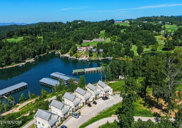 Listing Photo 2 - Condo for sale in building located at 207(b) N Deer Vlg Ln, La Follette, TN 37766 - Unit #