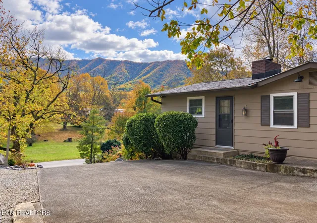Photo 3 of Single family home for sale at 733 Cavern Rd, Townsend, TN 37882 | MLS# 1353466 | Listing updated on 2026-09-21
