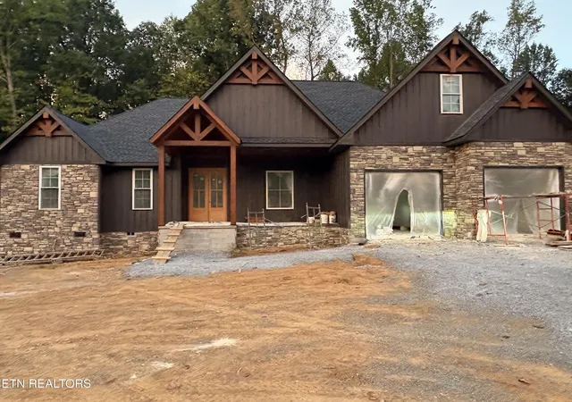 Photo 2 of Single family home for sale at 327 Shadows Lawn Dr, Athens, TN 37303 | MLS# 1353305 | Listing updated on 2026-09-25