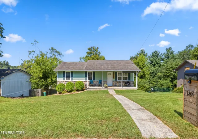 Photo 2 of Sale Pending at 1309 Whittbier Dr, Knoxville, TN 37932 | MLS# 1354336 | Listing updated on 2026-10-06