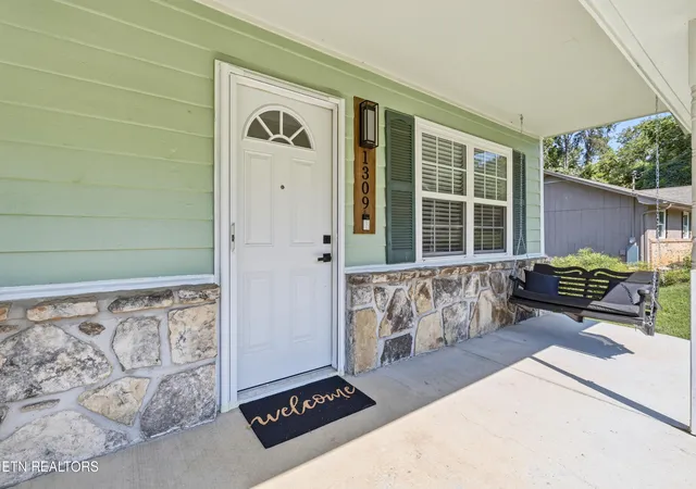 Photo 3 of Sale Pending at 1309 Whittbier Dr, Knoxville, TN 37932 | MLS# 1354336 | Listing updated on 2026-10-06