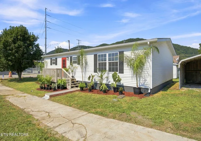 Photo 2 of Single family home for sale at 200 N Indiana Ave, La Follette, TN 37766 | MLS# 1354584 | Listing updated on 2026-09-20
