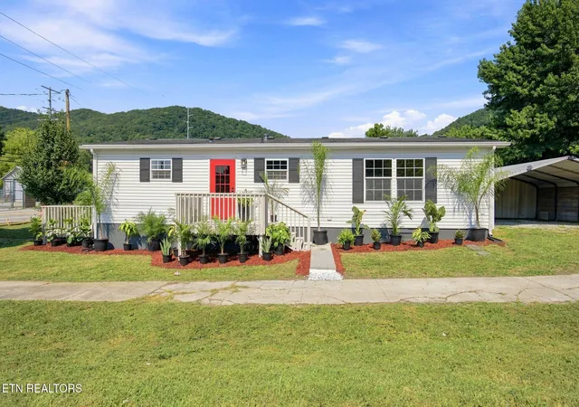 Photo 3 of Single family home for sale at 200 N Indiana Ave, La Follette, TN 37766 | MLS# 1354584 | Listing updated on 2026-09-20