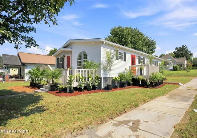 Photo 3 of Single family home for sale at 200 N Indiana Ave, La Follette, TN 37766 | MLS# 1354584 | Listing updated on 2026-09-20