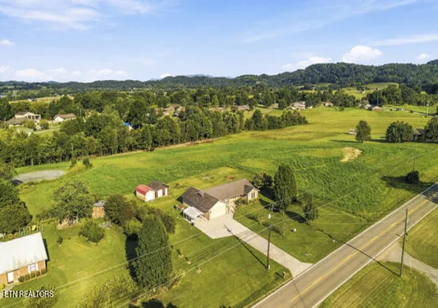 Photo 3 of Single family home for sale at 2970 Boyds Crk Hwy, Sevierville, TN 37876 | MLS# 1353770 | Listing updated on 2026-09-24