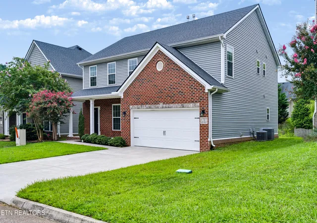 Photo 2 of Single family home for sale at 1727 Glen Shady Blvd, Knoxville, TN 37922 | MLS# 1354391 | Listing updated on 2026-09-04